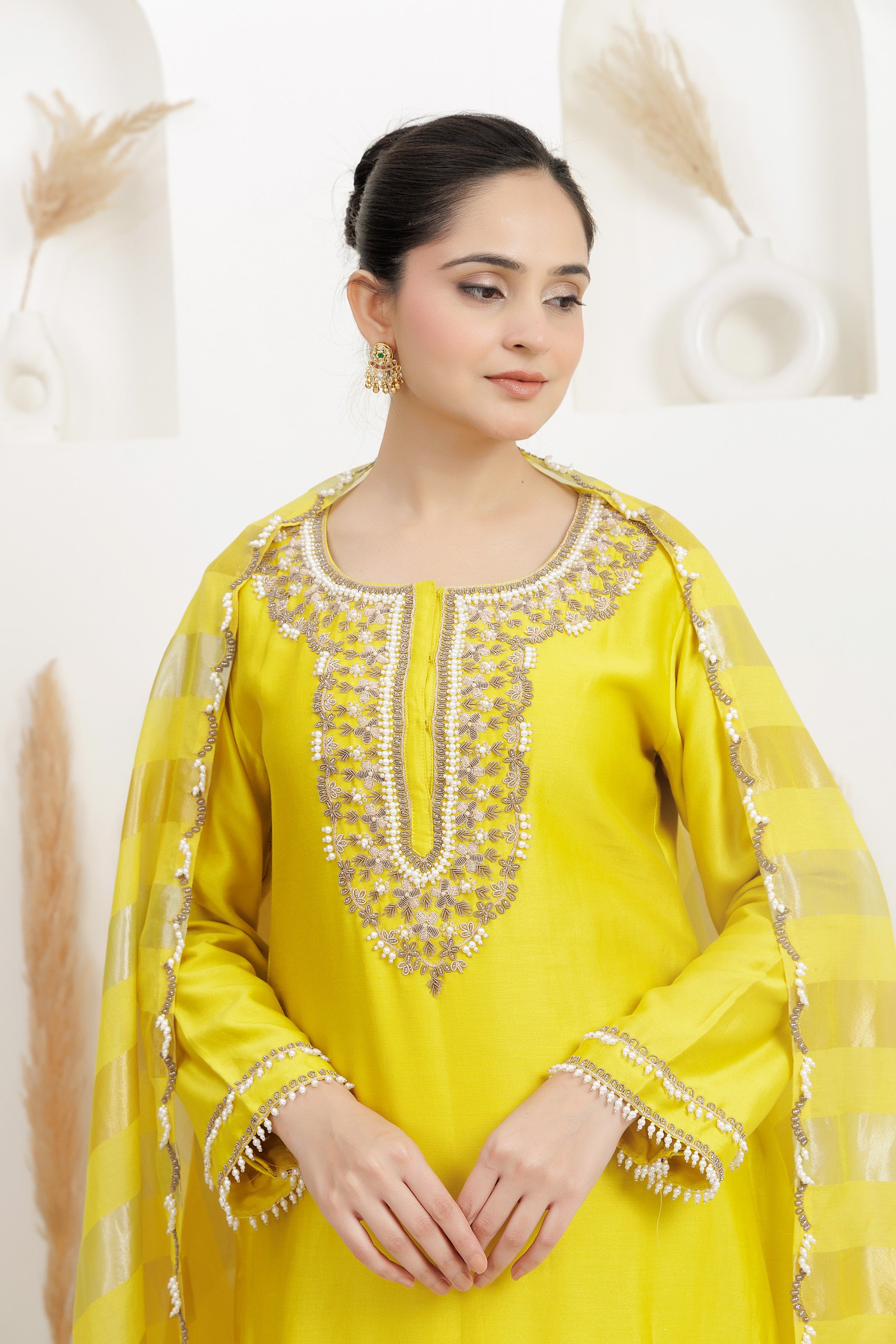 Suit with pants and dupatta Set.